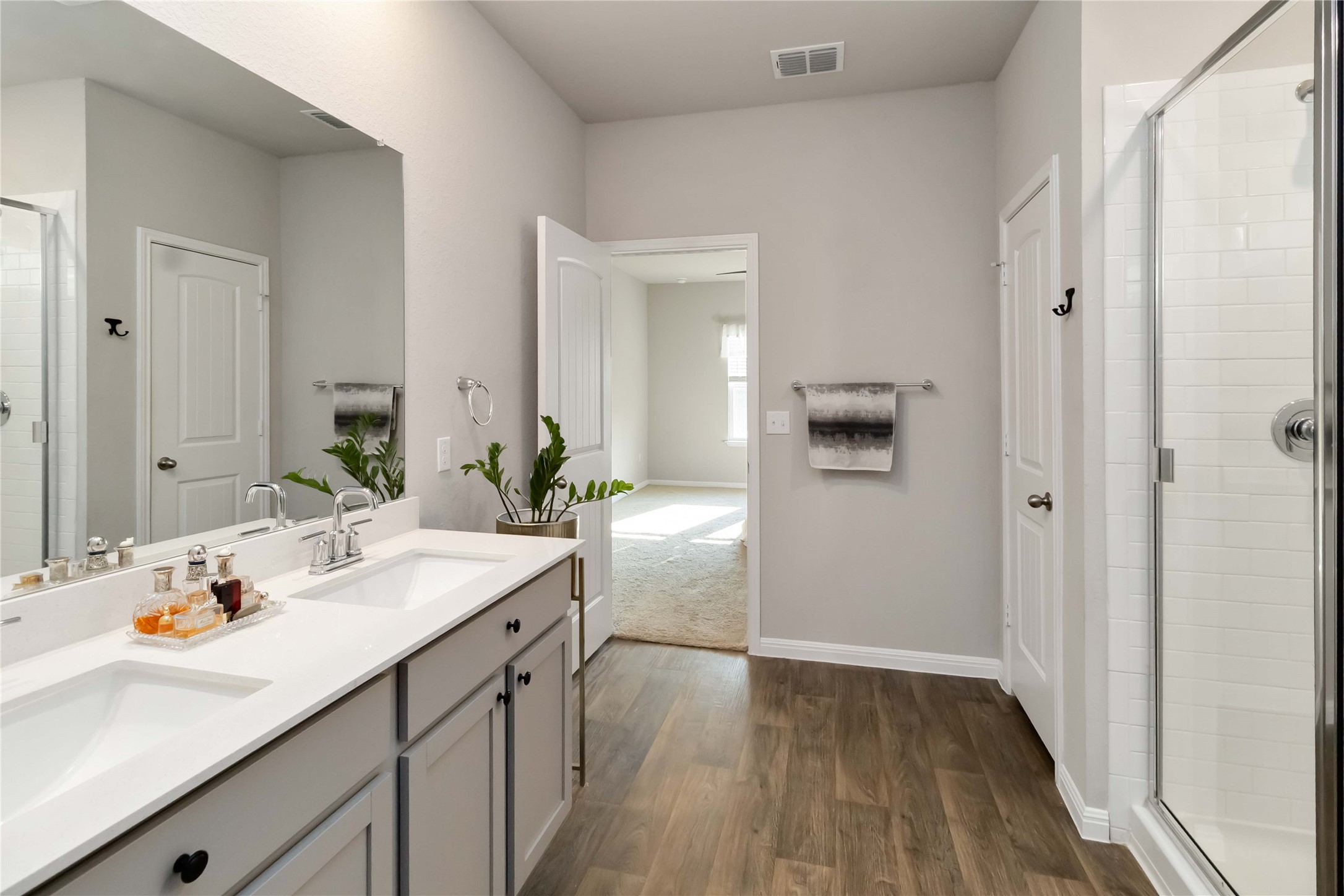 103 Mariners Landing Bastrop, TX 78602 - Photo 10 of 25 a en suite bathroom with a sink and mirror