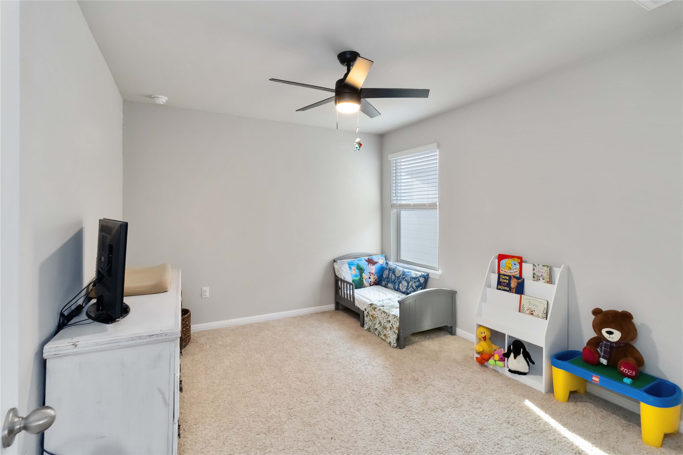 103 Mariners Landing Bastrop, TX 78602 - Photo 16 of 25 a living room with furniture and a flat screen tv