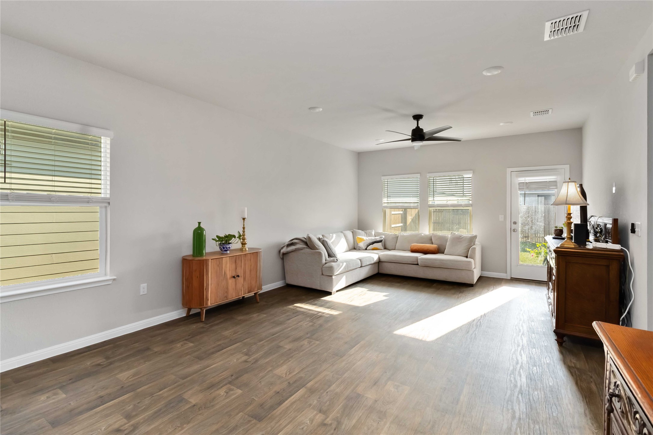103 Mariners Landing Bastrop, TX 78602 - Photo 6 of 25 a living room with furniture and a window