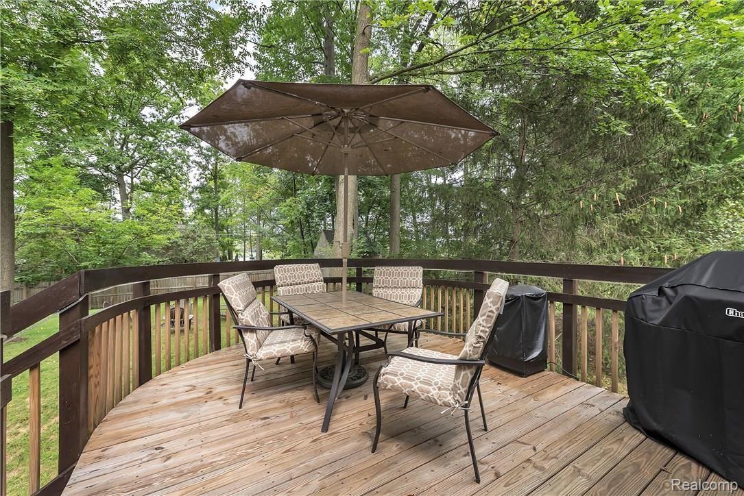 1501 Remsing Street Hartland, MI 48353 - Photo 22 of 29 large deck with lighting