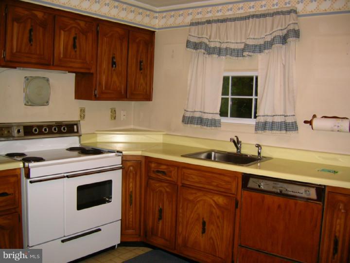 447 Southcroft Road Springfield, PA 19064 - Photo 8 of 11 Kitchen
