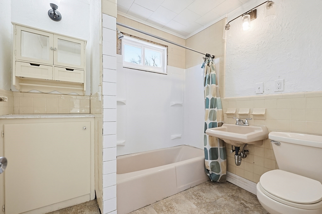 119 Hope Avenue Worcester, MA 01603 - Photo 27 of 42 a bathroom with a sink a toilet and a bathtub