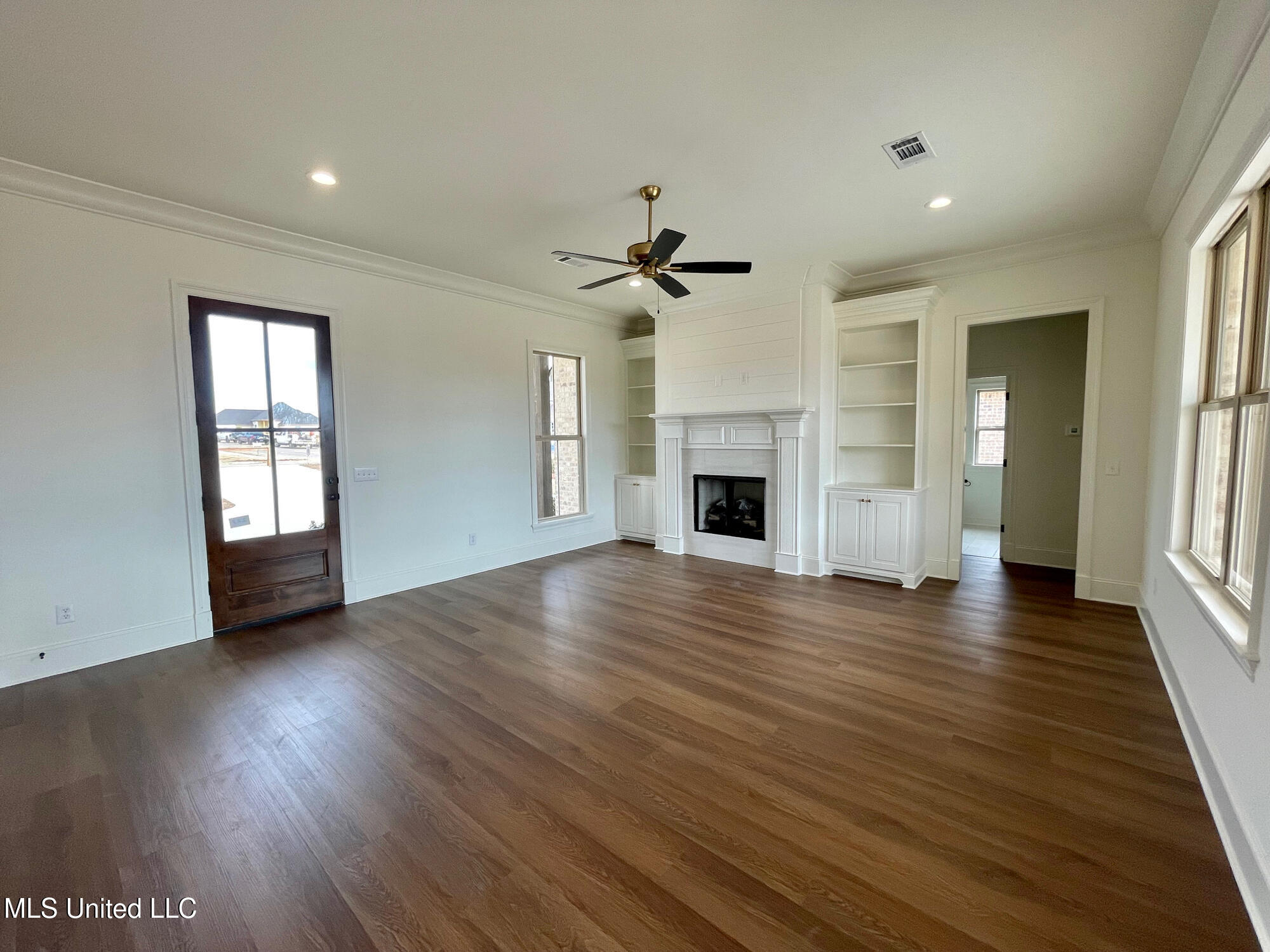 196 Azure Drive Canton, MS 39046 - Photo 3 of 26 IMG_7205