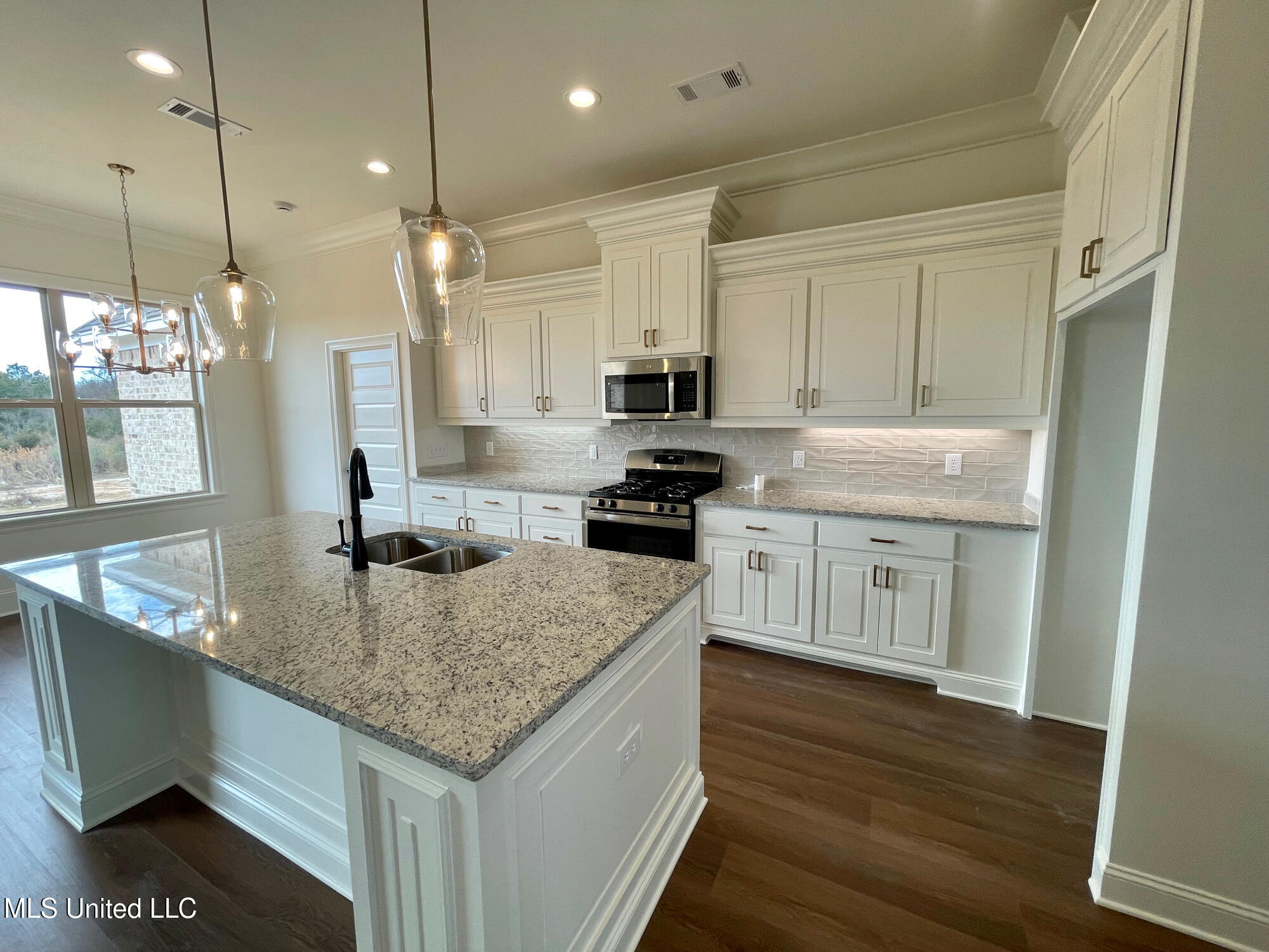 196 Azure Drive Canton, MS 39046 - Photo 8 of 26 IMG_7203