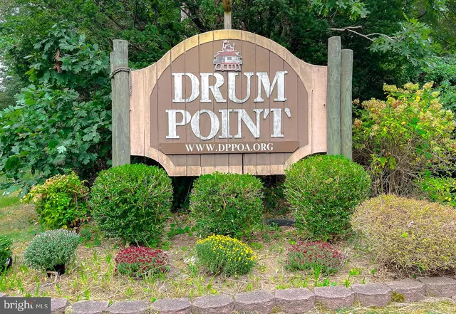 a sign that is on a pole on the side of the road