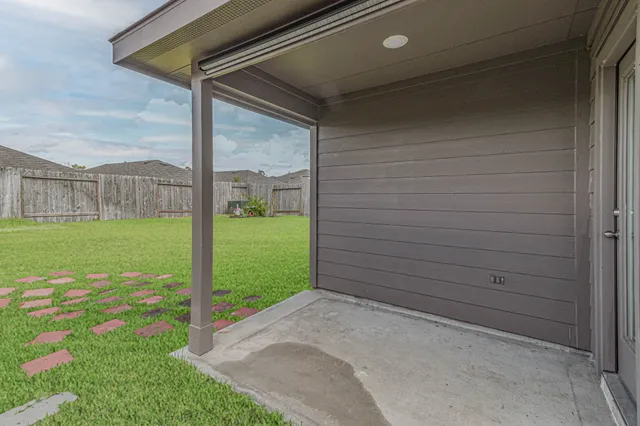 a view of a back yard