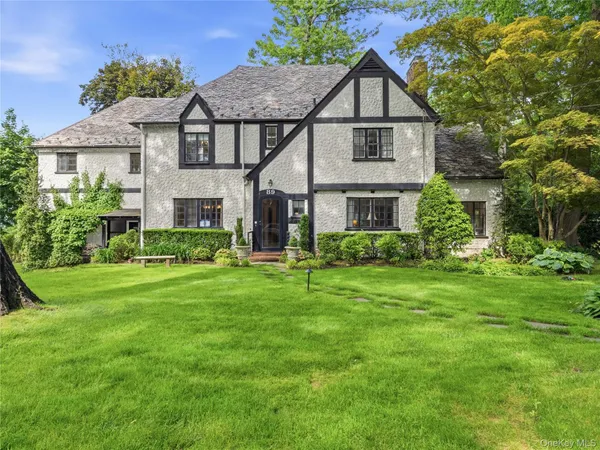 $1,798,000 | 89 Bayview Avenue, Great Neck, NY 11021