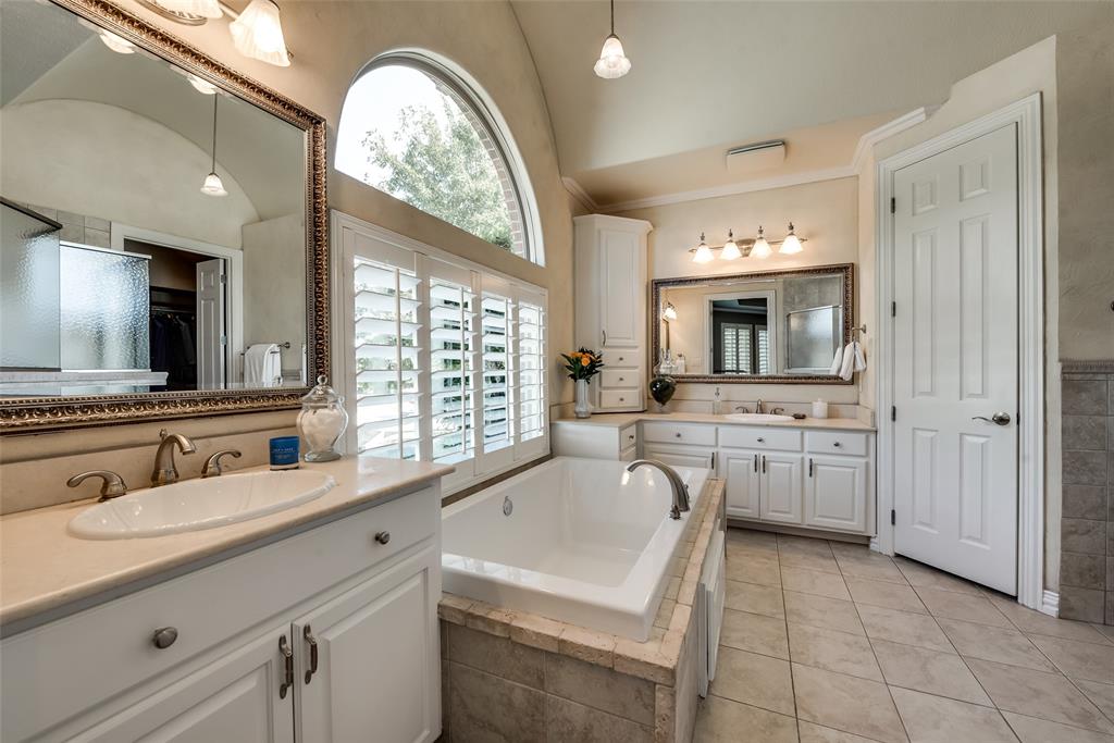 2012 Winthrop Hill Road Denton, TX 76226 - Photo 21 of 40 Primary bathroom