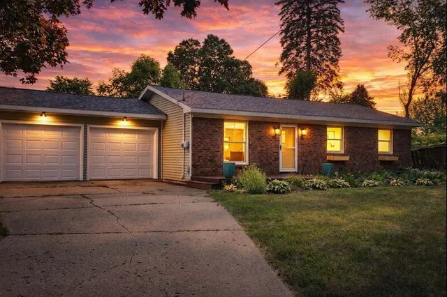 $319,000 | 826 Morningside Court, Lake Odessa, MI 48849