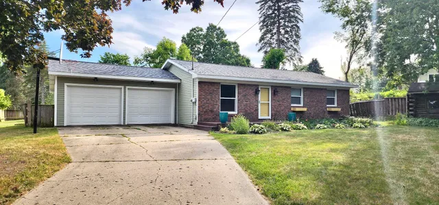 $329,900 | 826 Morningside Court, Lake Odessa, MI 48849
