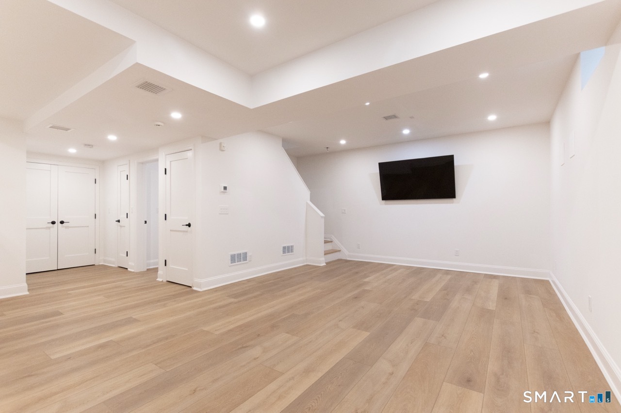 18 Maple Street Trumbull, CT 06611 - Photo 14 of 37