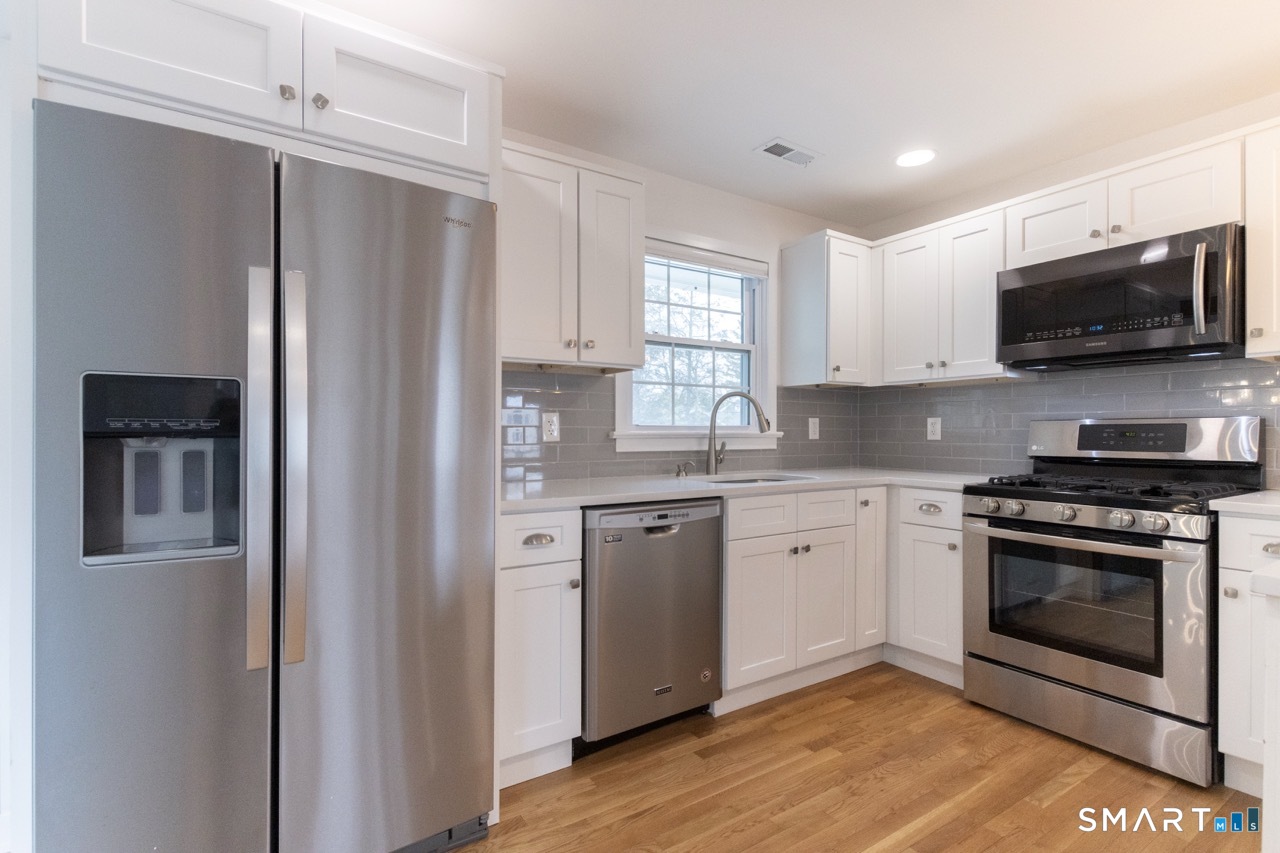 18 Maple Street Trumbull, CT 06611 - Photo 3 of 37