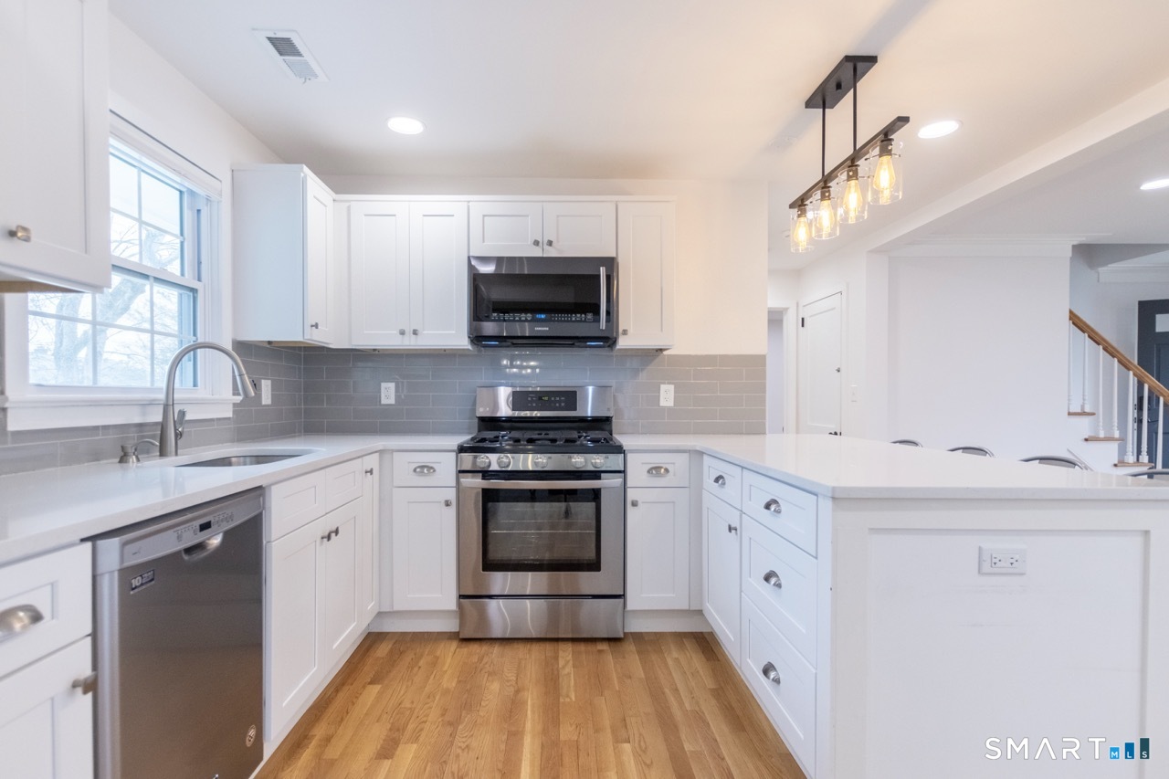 18 Maple Street Trumbull, CT 06611 - Photo 4 of 37