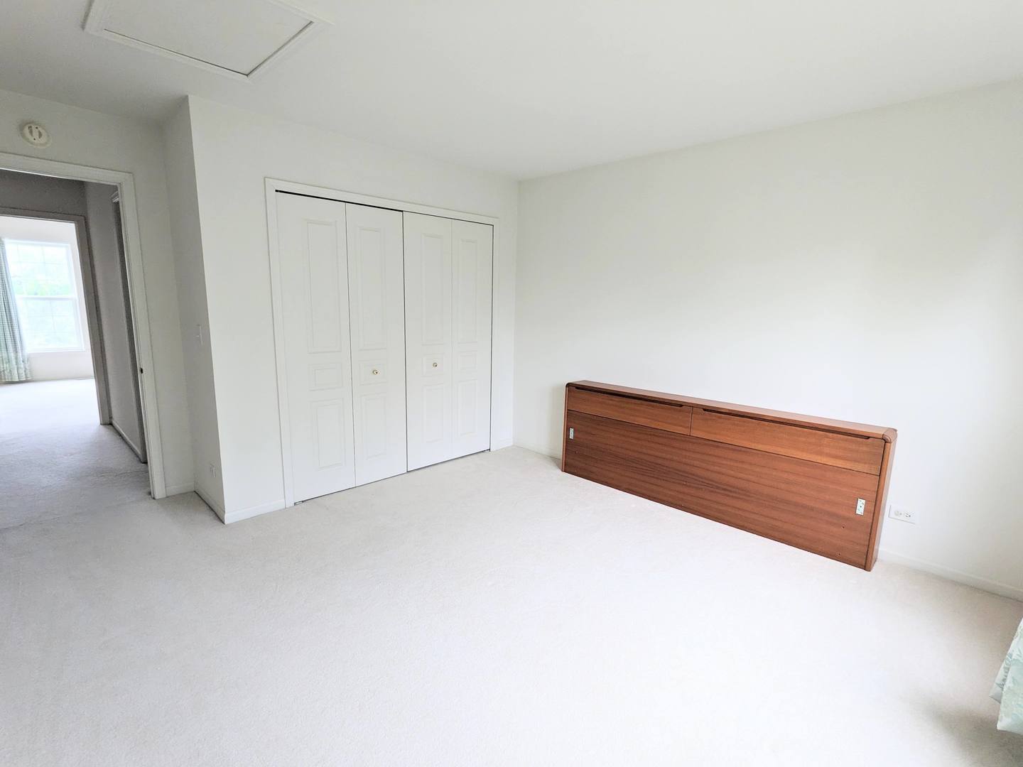 24632 Apollo Drive Plainfield, IL 60585 - Photo 16 of 22 a room with a bench