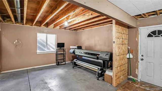 a view of livingroom with furniture