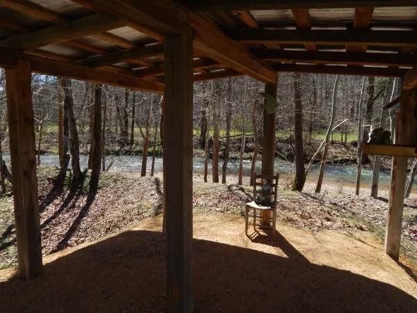 a view of a backyard