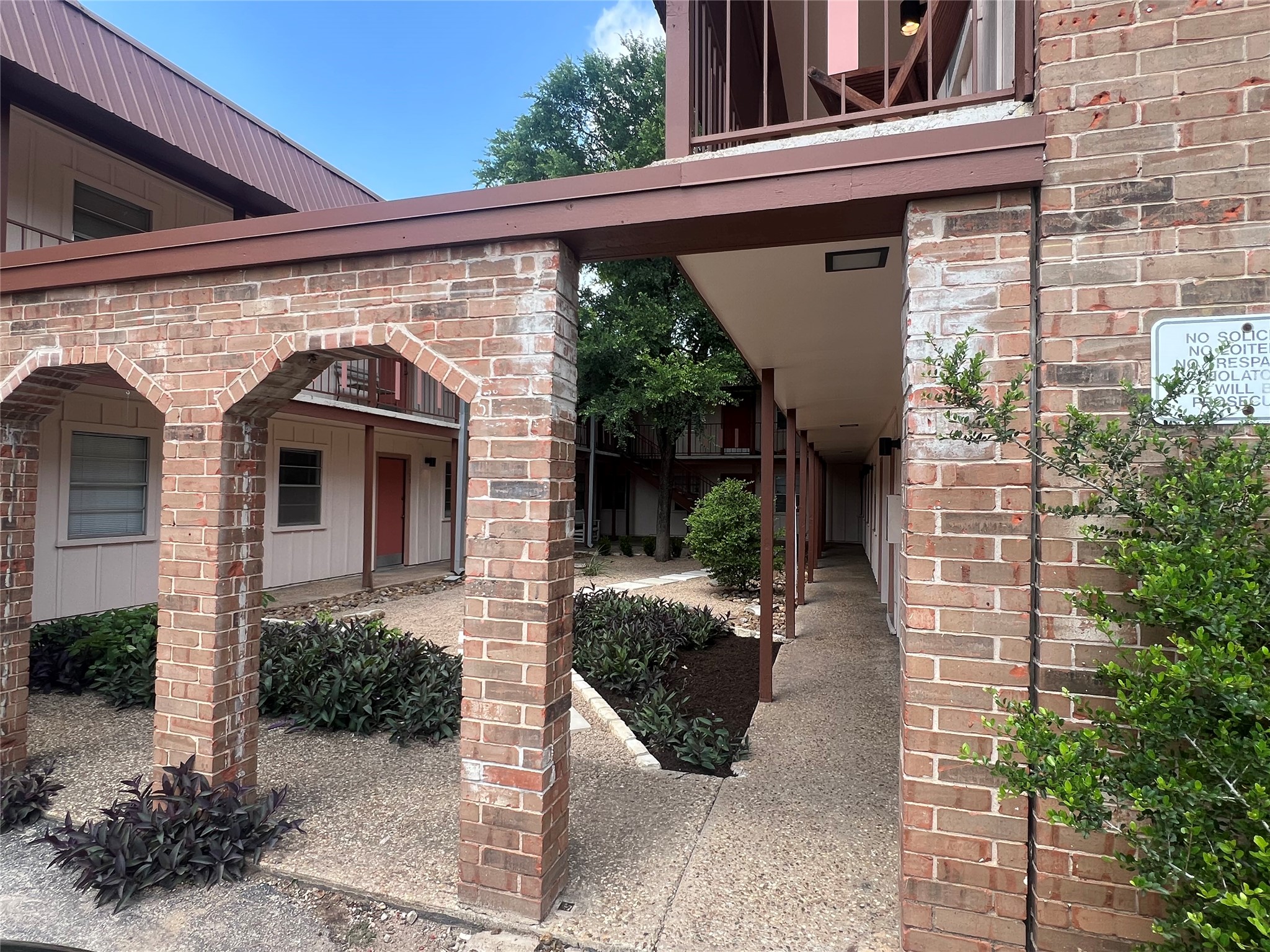 1410 West N Loop Boulevard, Unit 102 Austin, TX 78756 - Photo 9 of 24 a front view of a house with garden