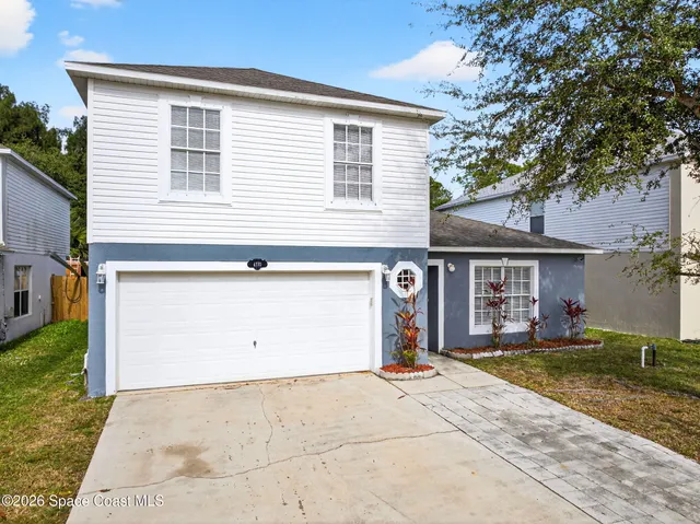 a view of a house with backyard and garden