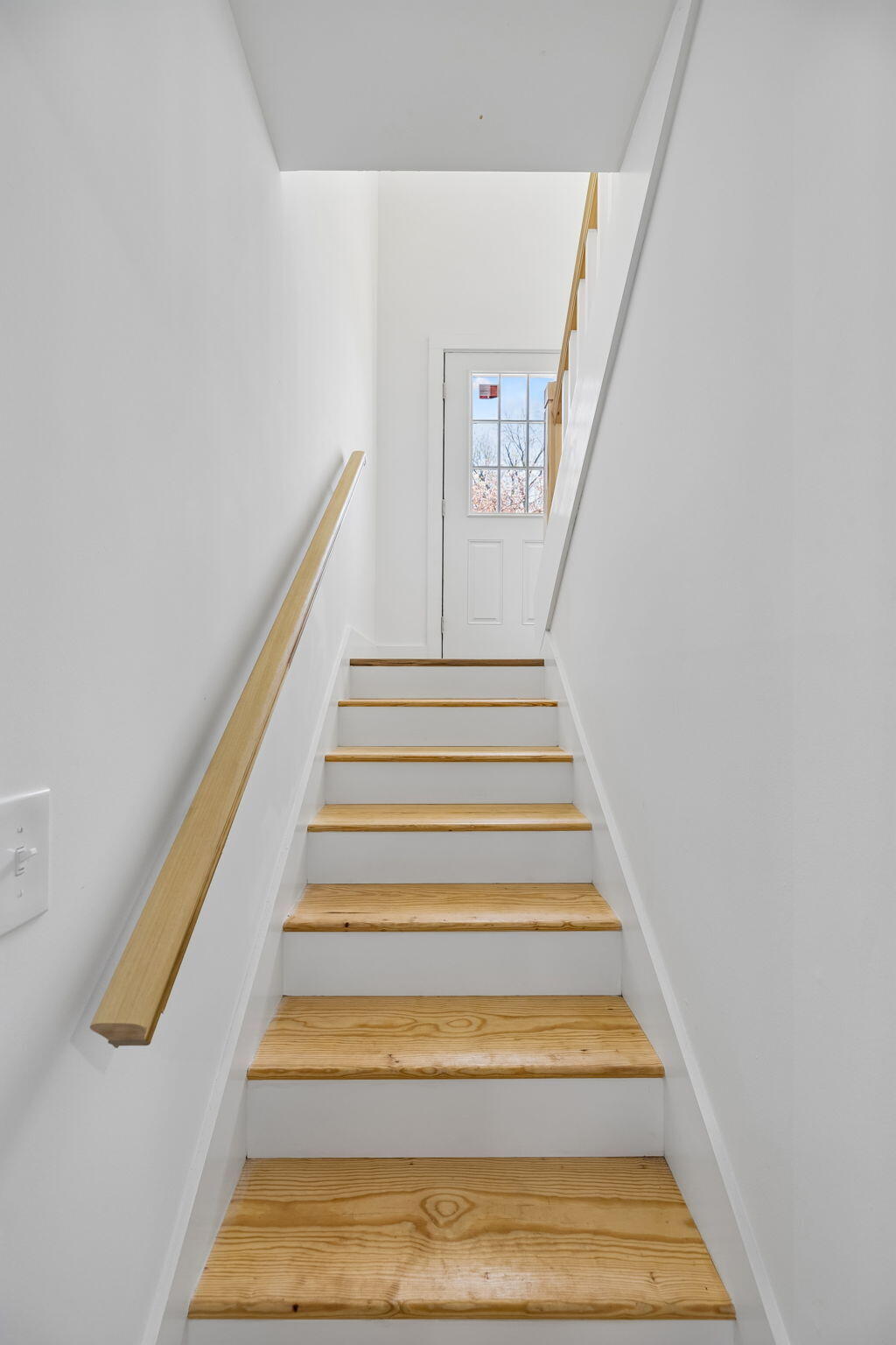 614 Shoemaker Street Athens, TN 37303 - Photo 33 of 46 Stairs leading to Entry