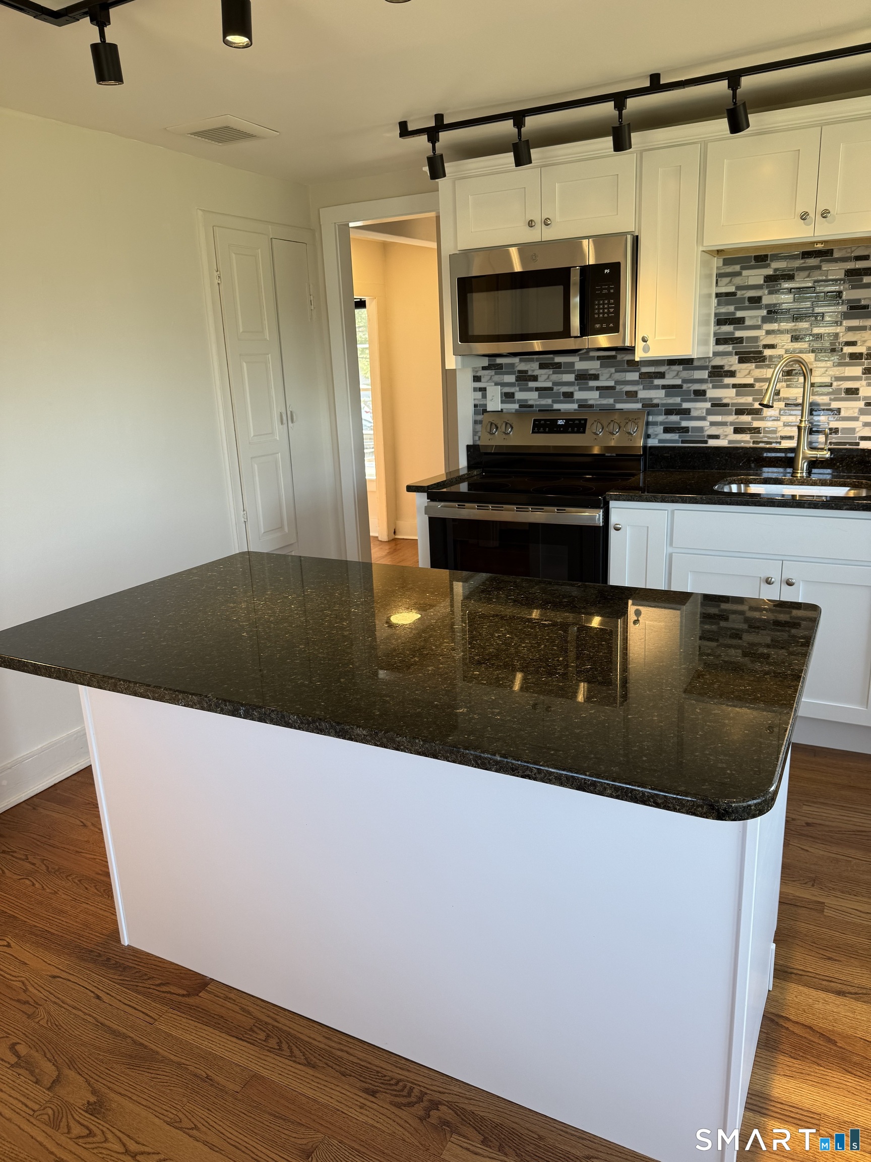 43 Boston Post Road Madison, CT 06443 - Photo 2 of 18 Large island with seating