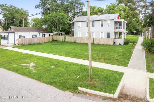 a view of a house with backyard and a hammock