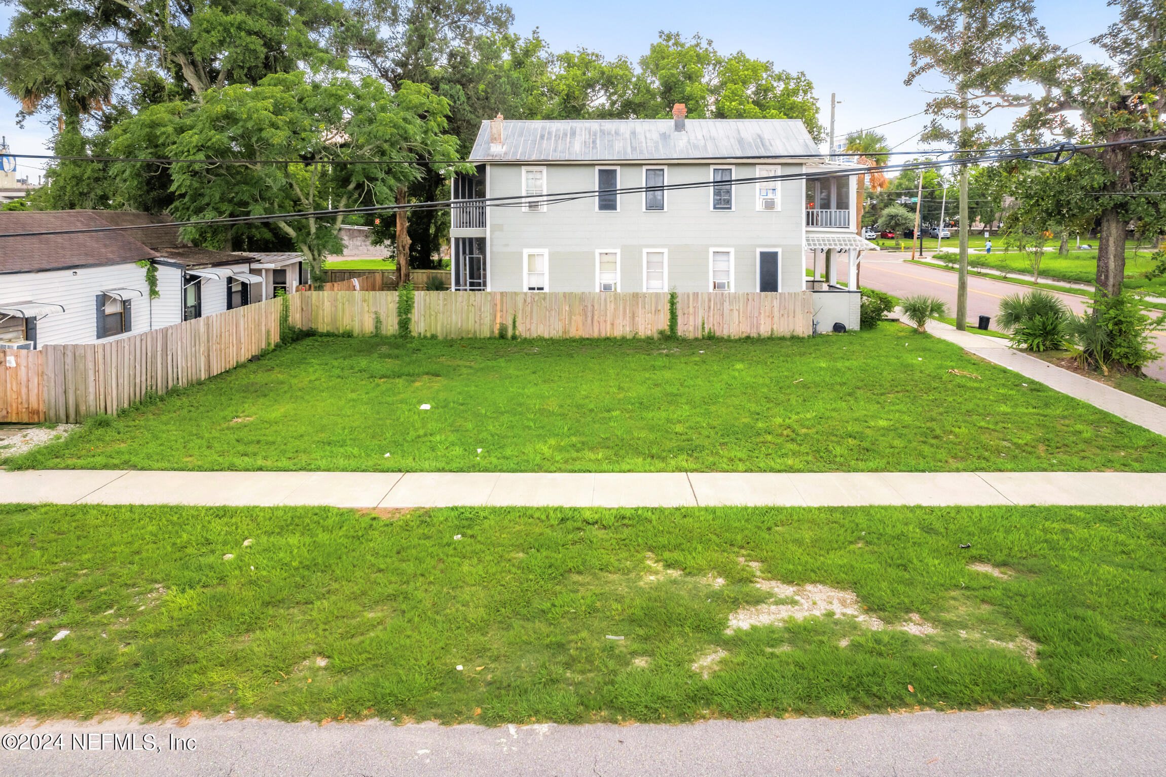 421 North Washington Street Jacksonville, FL 32202 - Photo 5 of 16 a view of a house with backyard and a hammock
