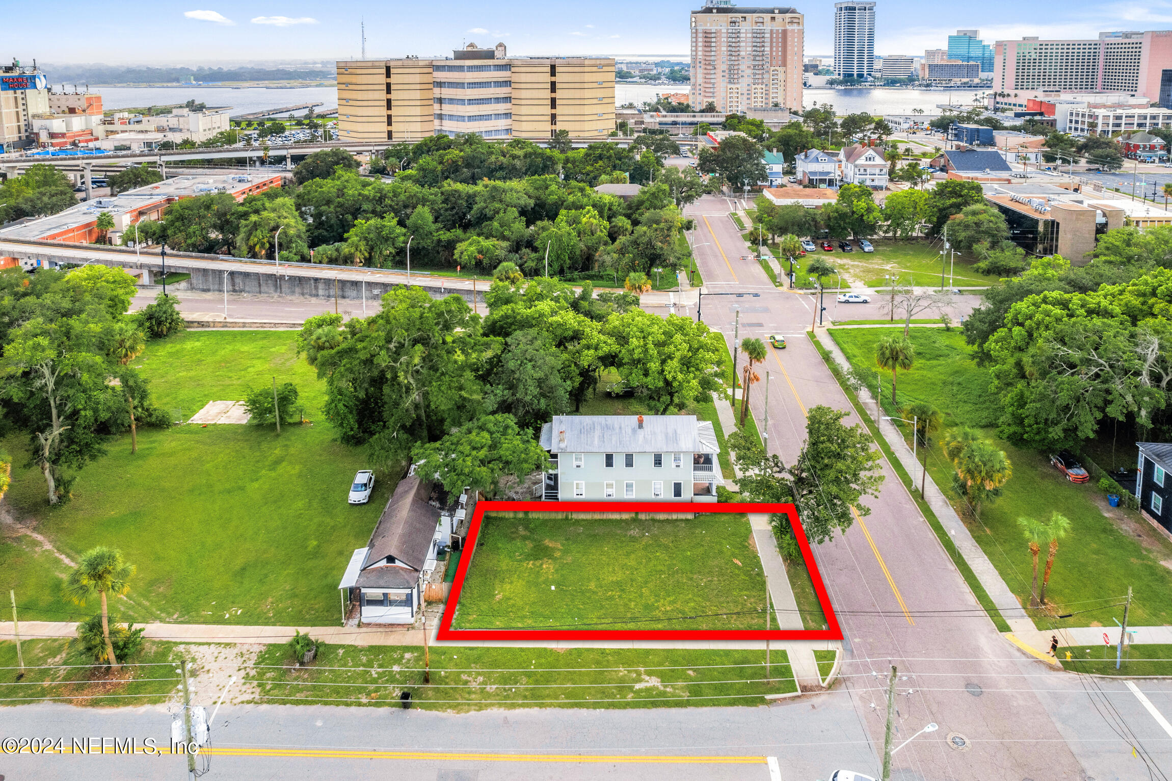 421 North Washington Street Jacksonville, FL 32202 - Photo 7 of 16 a small yard and large trees