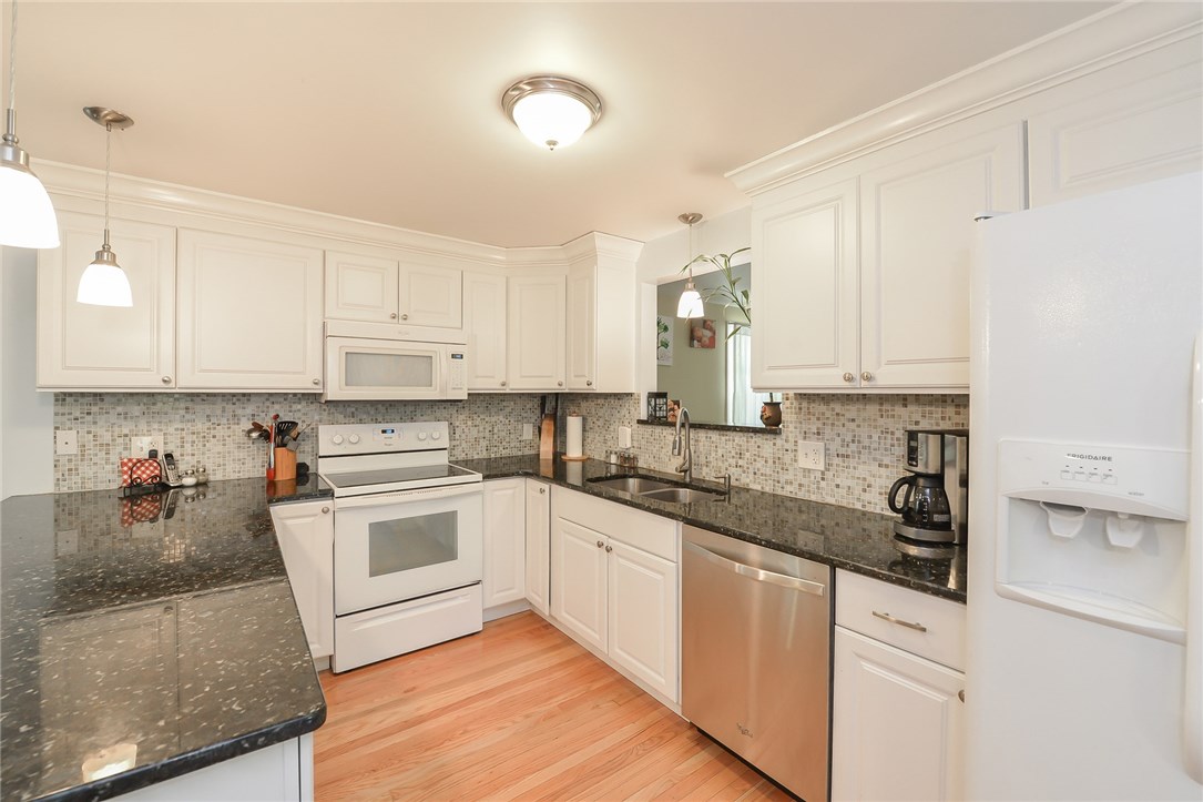528 Log Road Smithfield, RI 02917 - Photo 7 of 33
