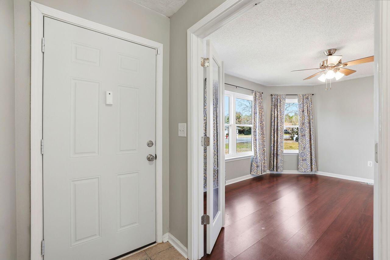 1285 Jefferyscot Drive Crestview, FL 32536 - Photo 9 of 41 a view of livingroom with hardwood floor and a ceiling fan