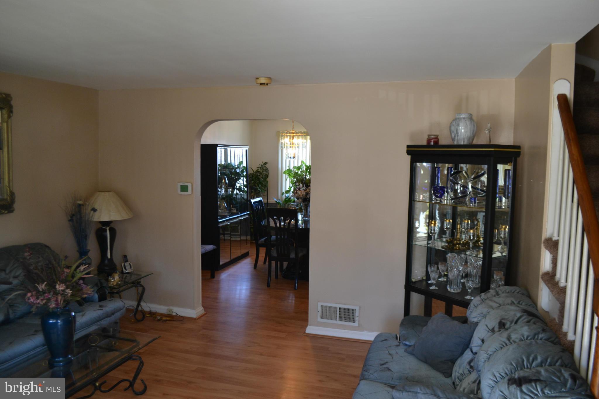 907 Coleridge Road Baltimore, MD 21229 - Photo 3 of 23 Living Room