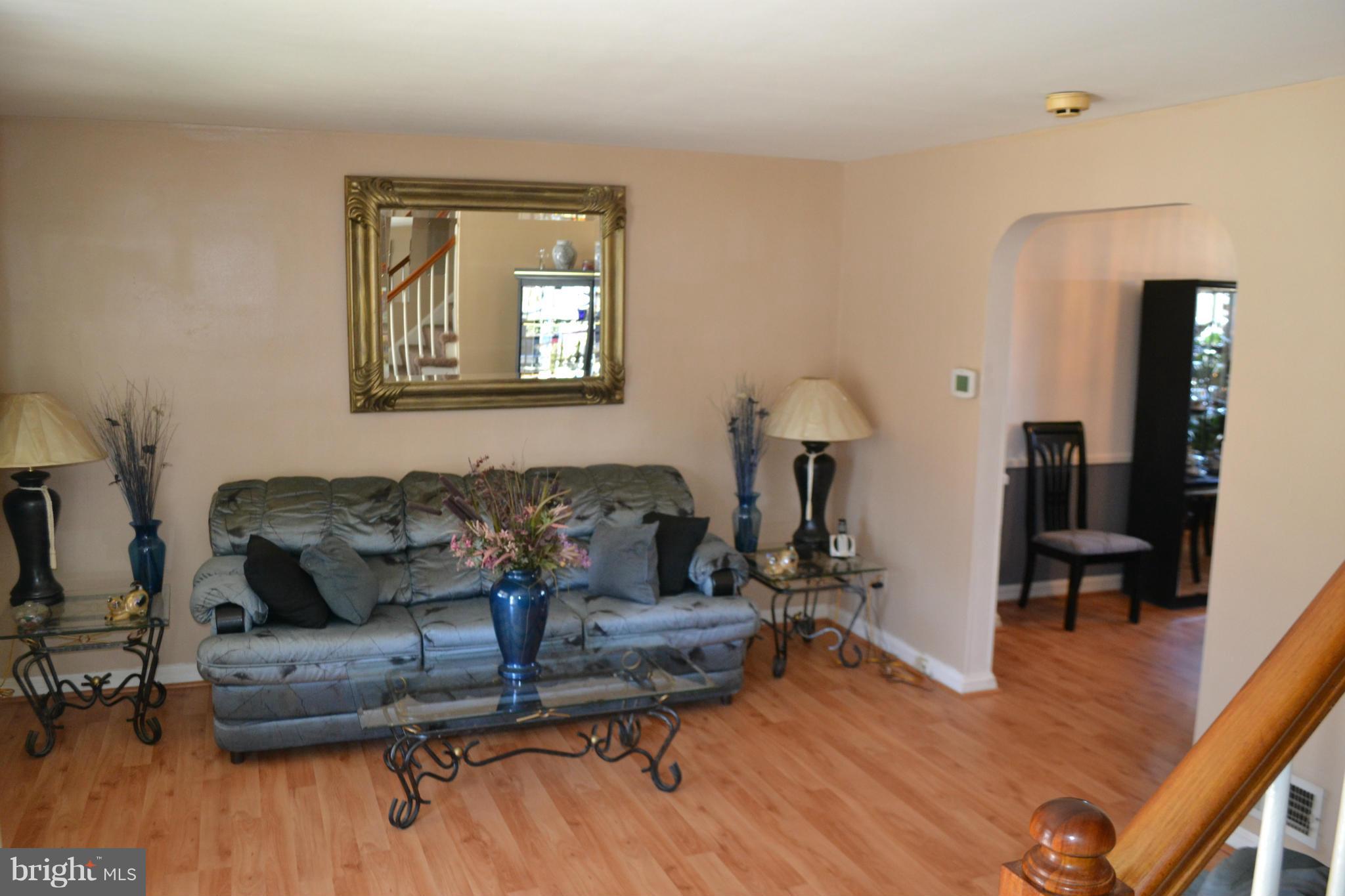 907 Coleridge Road Baltimore, MD 21229 - Photo 4 of 23 Living Room