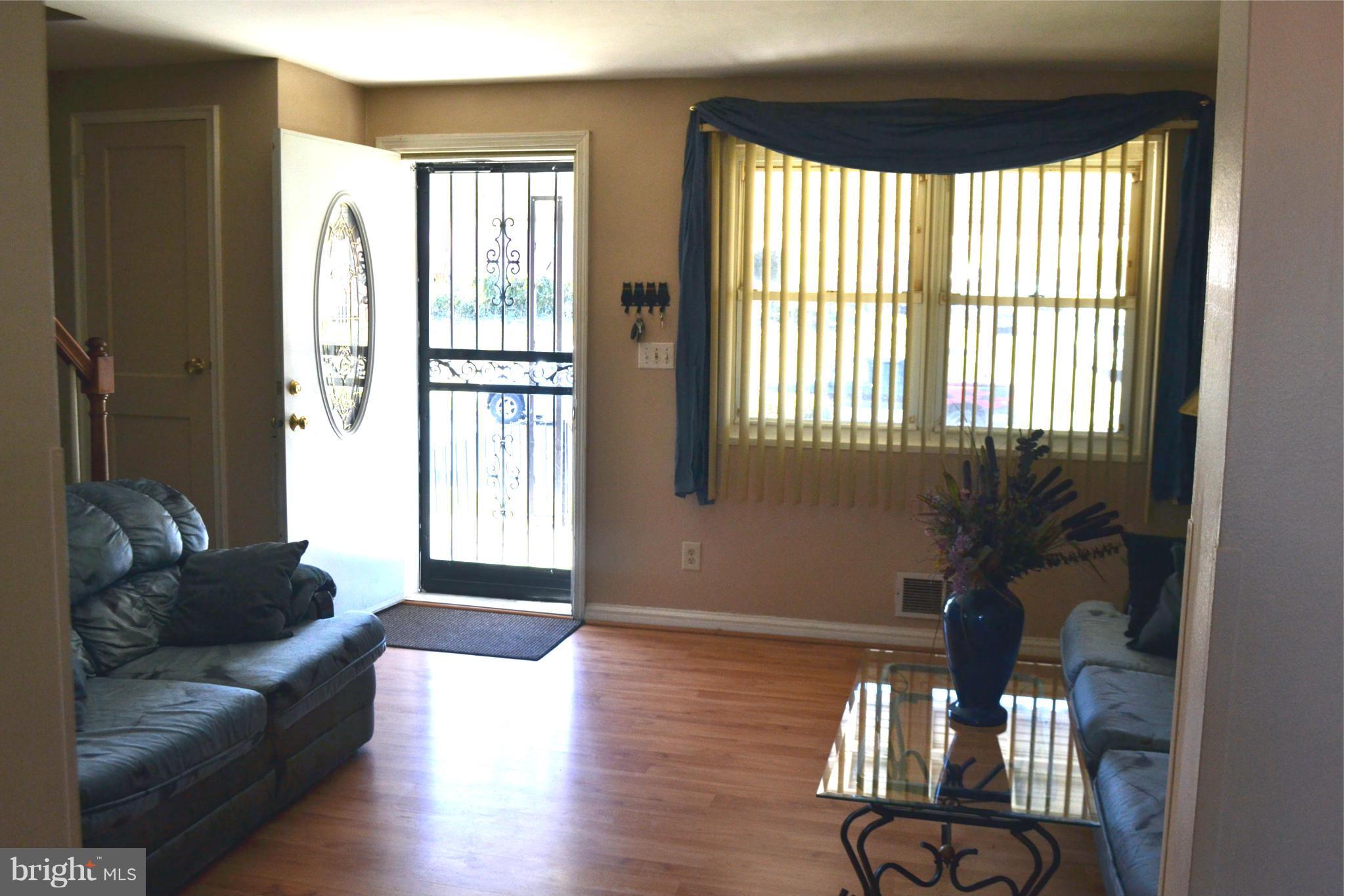 907 Coleridge Road Baltimore, MD 21229 - Photo 5 of 23 Living Room