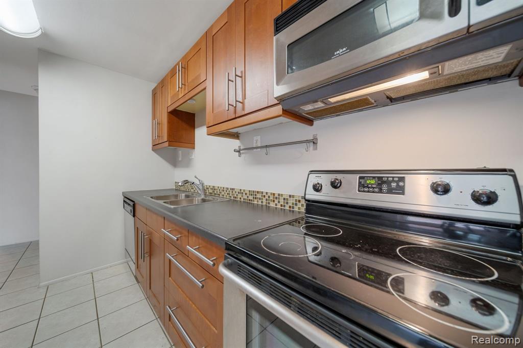 825 West Maple Road Clawson, MI 48017 - Photo 5 of 25