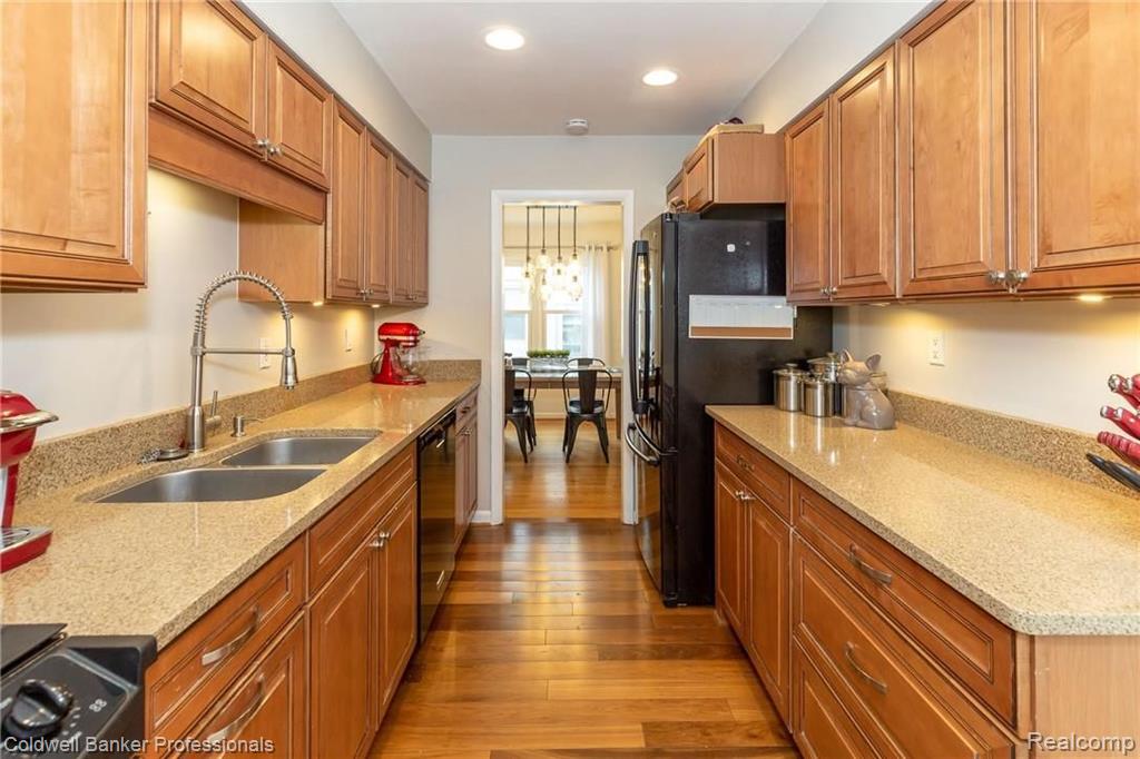 1339 Hampton Road Grosse Pointe Woods, MI 48236 - Photo 13 of 32