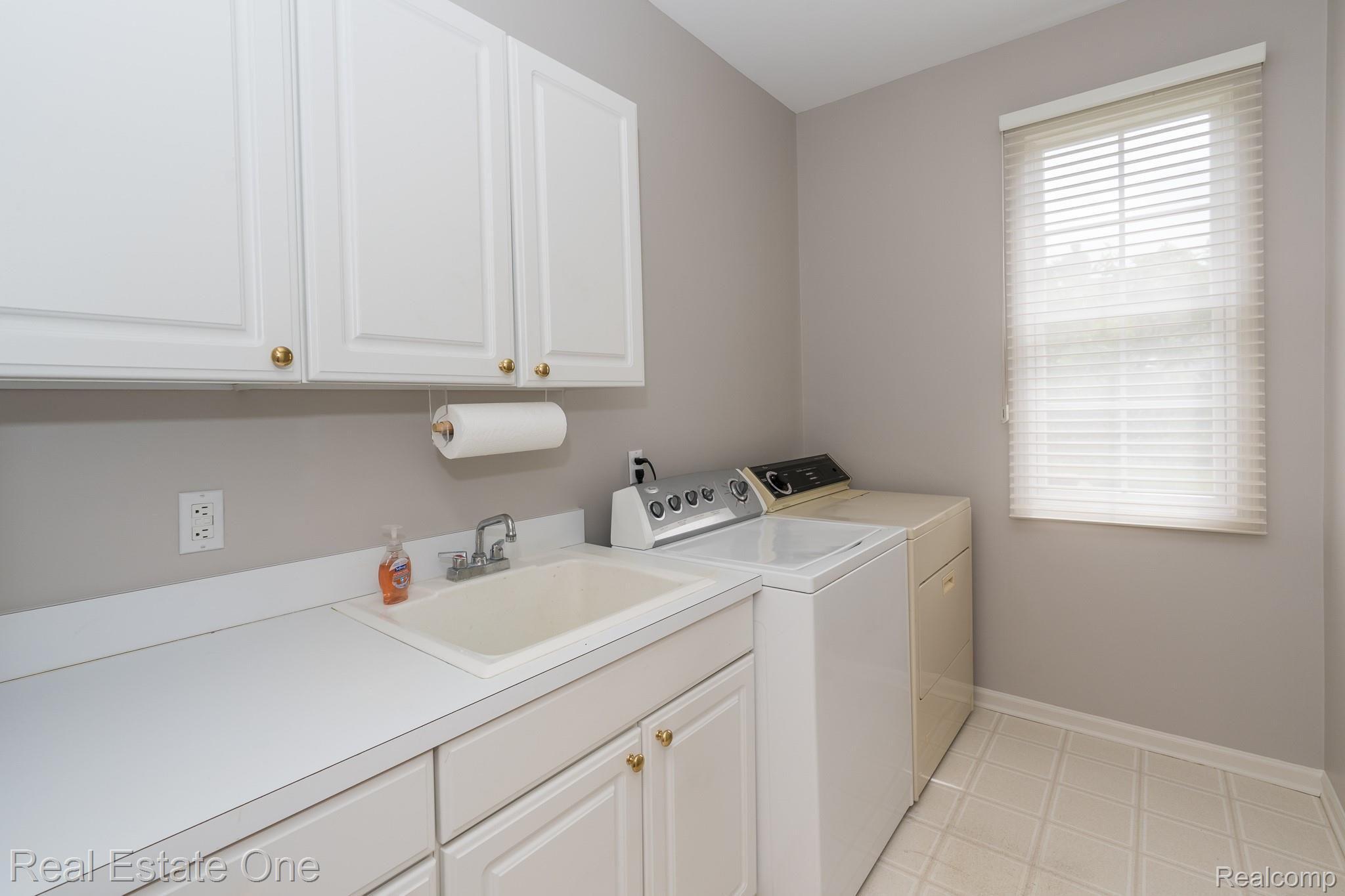 851 Loggers Circle Rochester, MI 48307 - Photo 15 of 40 1ST FLOOR LAUNDRY -- 851 Loggers Circle