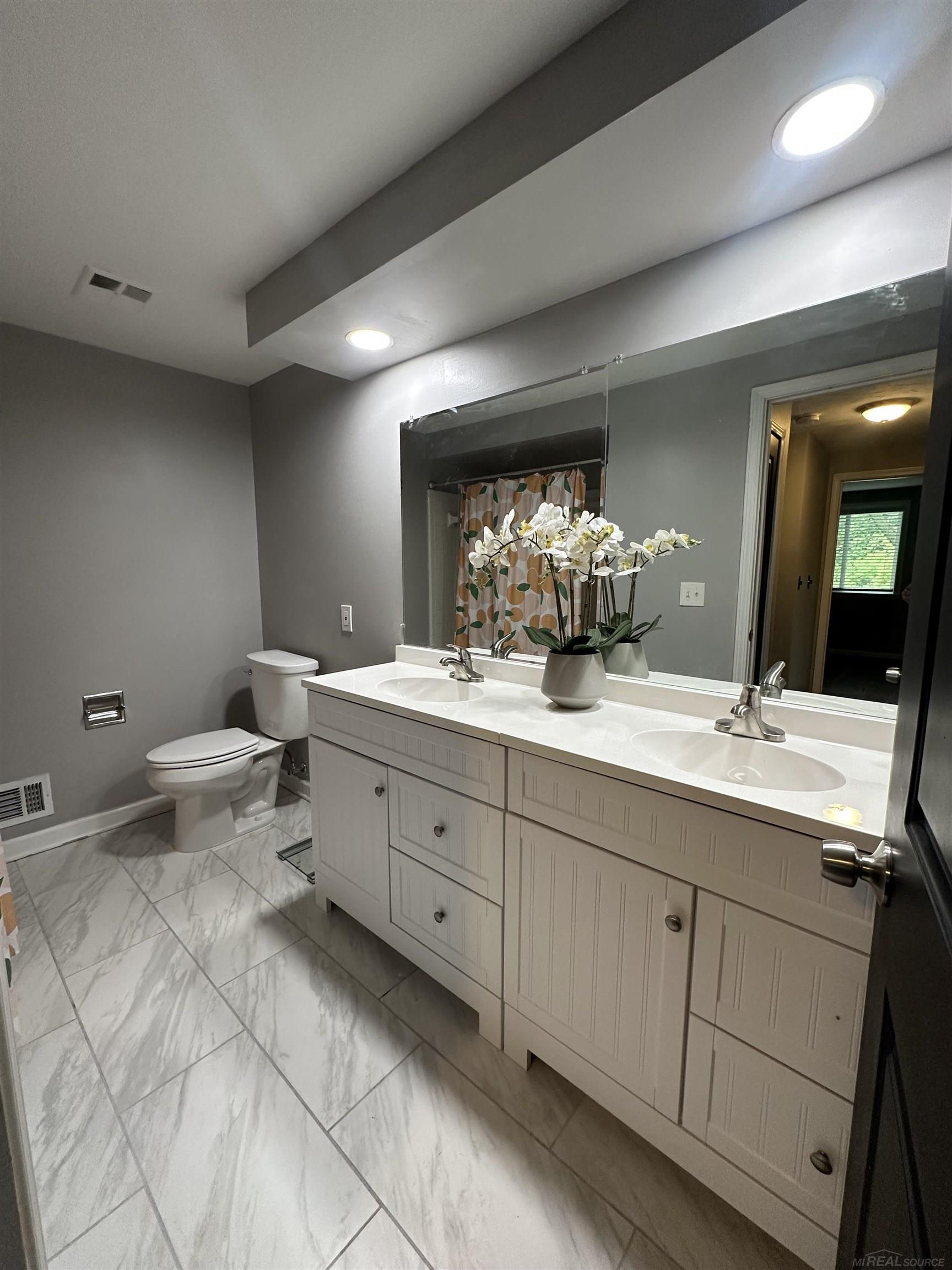 580 Longford Drive Rochester, MI 48309 - Photo 18 of 31 50117993-17.JPG