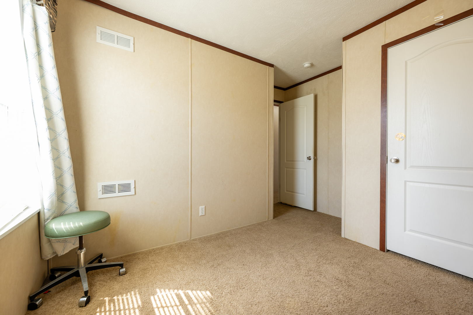 4809 West Windsor Road, Unit G22 Champaign, IL 61822 - Photo 20 of 22 a view of livingroom with furniture and a window