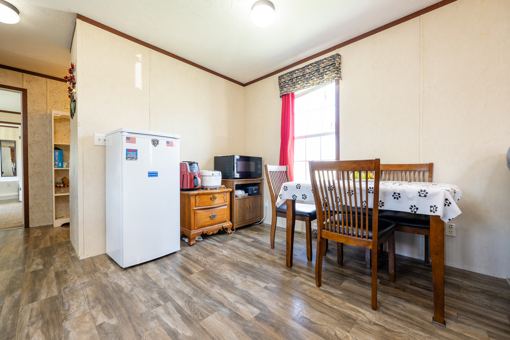 4809 West Windsor Road, Unit G22 Champaign, IL 61822 - Photo 6 of 22 a dining room with furniture and a window