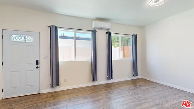 $1,600 | 19198 Erwin Street, Tarzana, CA 91335