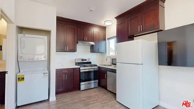 $1,600 | 19198 Erwin Street, Tarzana, CA 91335