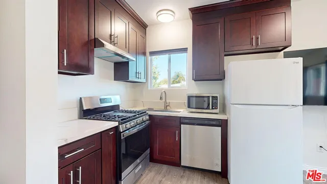 $1,600 | 19198 Erwin Street, Tarzana, CA 91335