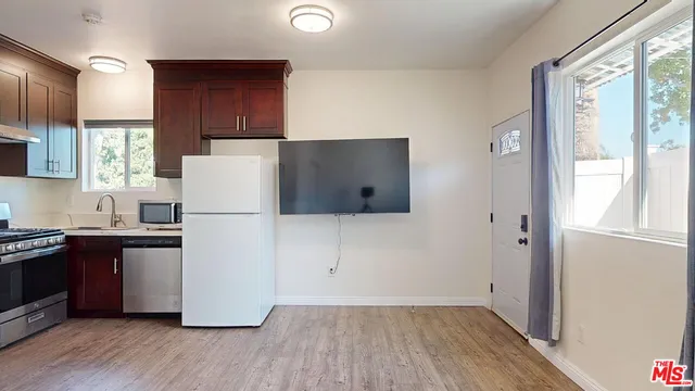 $1,600 | 19198 Erwin Street, Tarzana, CA 91335