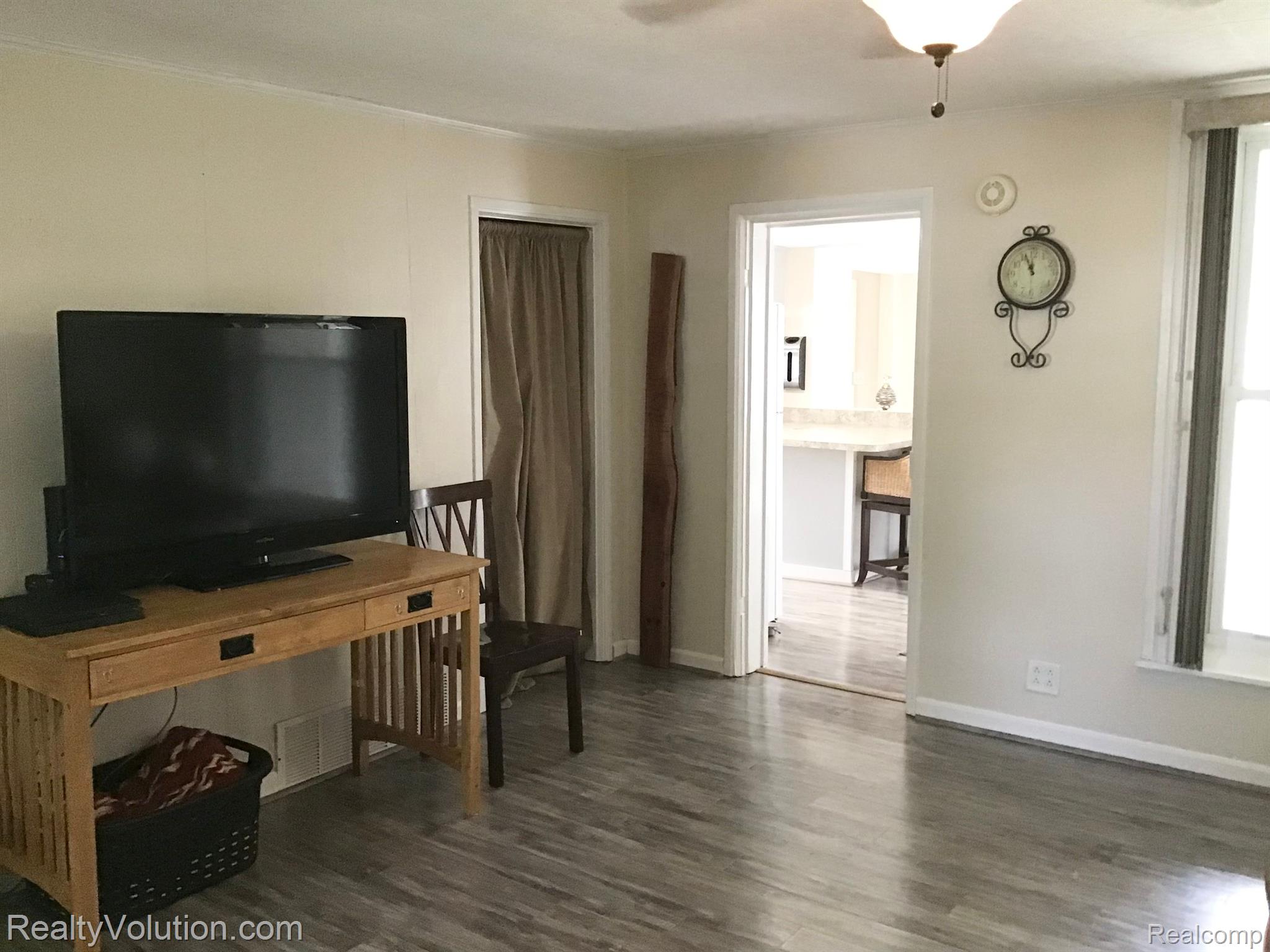 4069 South Mill Road Dryden, MI 48428 - Photo 9 of 25 living room