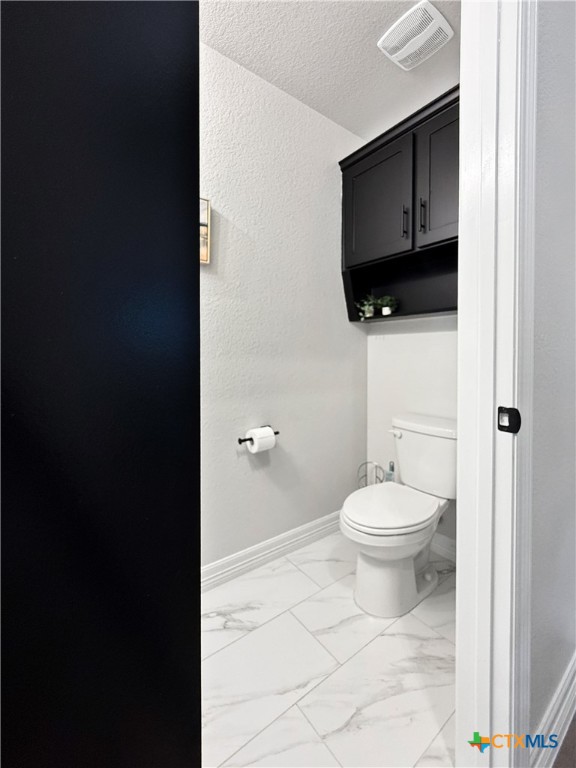 6123 Parma Lane Temple, TX 76502 - Photo 8 of 44 a bathroom with a toilet a sink and mirror