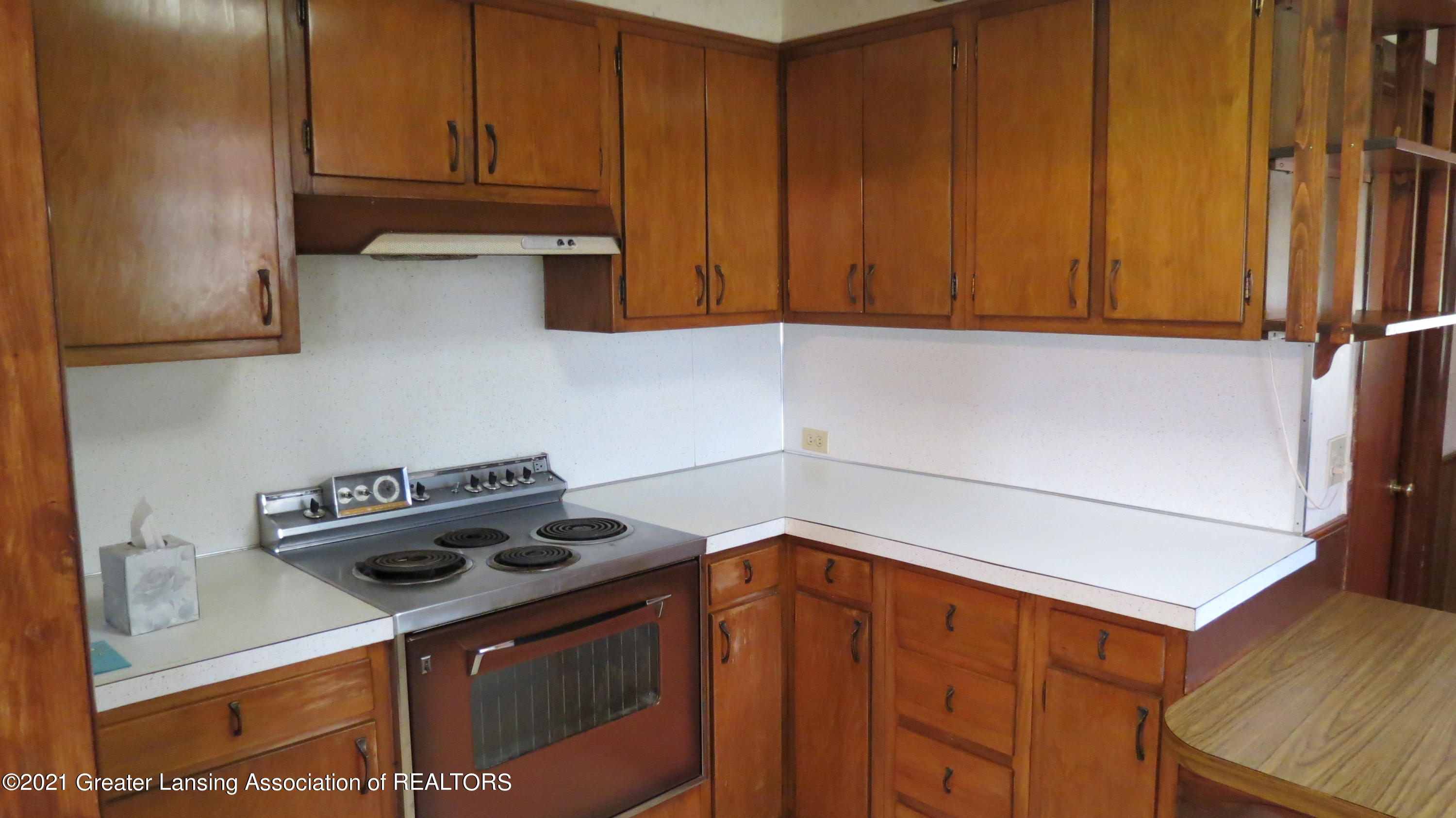 6734 North Maple River Road Elsie, MI 48831 - Photo 40 of 55 35 kitchen stove