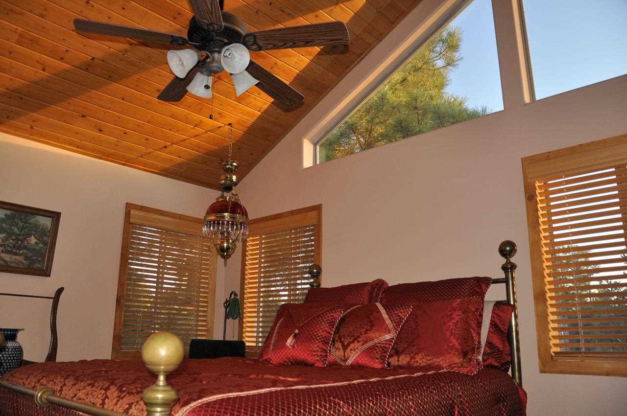 2253 Cross Country Road Overgaard, AZ 85933 - Photo 17 of 33 a living room with furniture