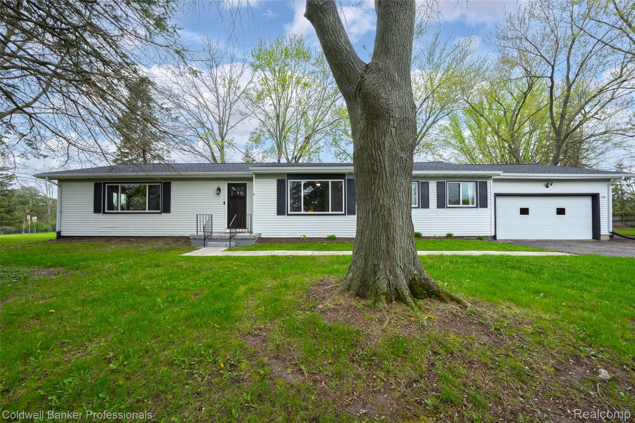 3500 Elms Road Swartz Creek, MI 48473 - Photo 1 of 21 WELCOME Home!! New siding, windows and roof!!