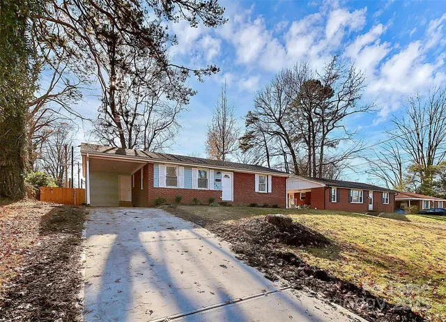 a view of house with a yard
