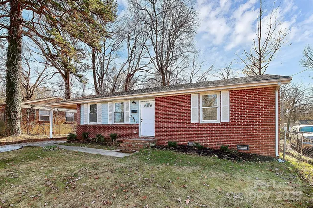 a view of a yard in front of a house