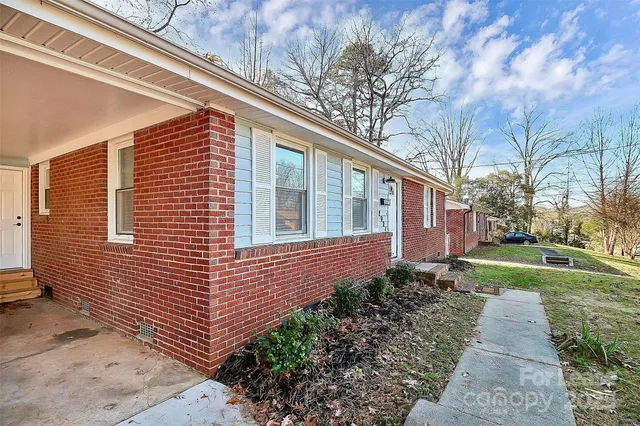 $1,750 | 2921 Ravencroft Drive, Charlotte, NC 28208